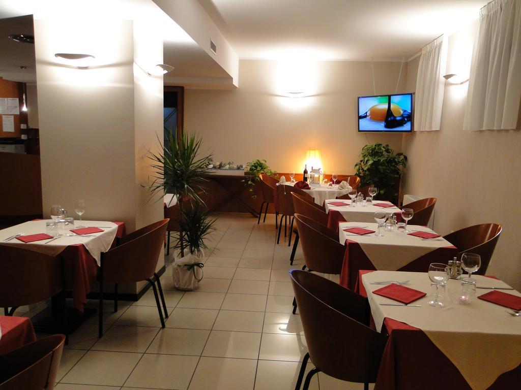 גרומלו דל מונטה Hotel Moderno מראה חיצוני תמונה