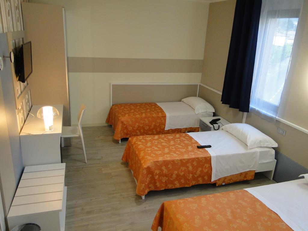 גרומלו דל מונטה Hotel Moderno חדר תמונה