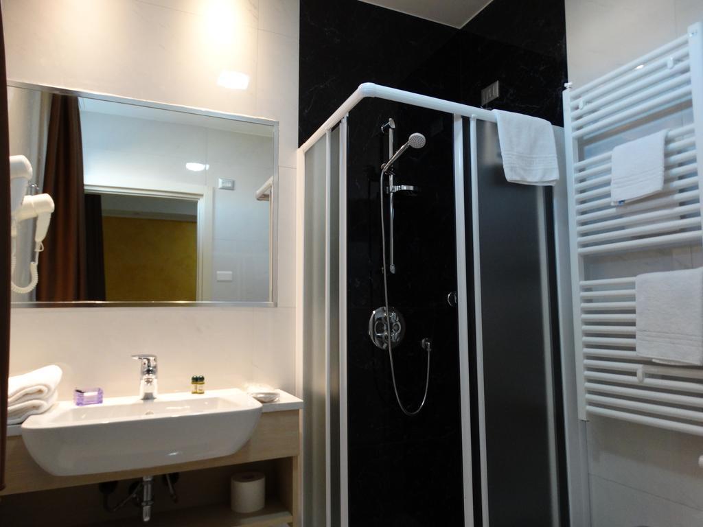 גרומלו דל מונטה Hotel Moderno מראה חיצוני תמונה