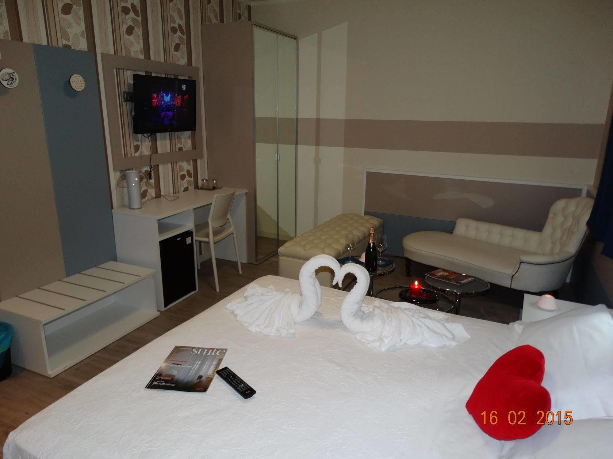 גרומלו דל מונטה Hotel Moderno מראה חיצוני תמונה